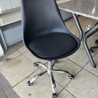 CADEIRA SECRETARIA EAMES C50 preta